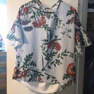 Coco & Carmen  floral top. Size L/XL. NWT